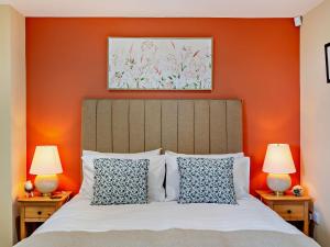 Postel nebo postele na pokoji v ubytování 1 Bed in Scorton 94696