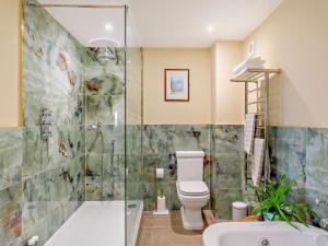 Koupelna v ubytování 1 Bed in Scorton 94696 + 18 fotografií
