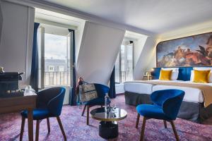 une chambre d'hôtel avec un lit et un tableau sur le mur dans l'établissement Hôtel Le Versailles, à Versailles
