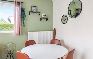 a room with a white table and chairs and a mirror at Stunning Home In Heinkenszand With Wifi in Heinkensand