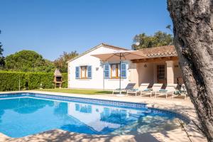 Bazén v ubytovaní Villa Marina de Namer By SunVillas Mallorca alebo v jeho blízkosti