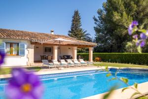 Bazén v ubytovaní Villa Marina de Namer By SunVillas Mallorca alebo v jeho blízkosti