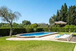 Bazén v ubytovaní Villa Marina de Namer By SunVillas Mallorca alebo v jeho blízkosti