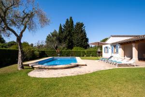 Bazén v ubytovaní Villa Marina de Namer By SunVillas Mallorca alebo v jeho blízkosti