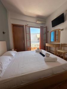 Postel nebo postele na pokoji v ubytování Kavos Hotel