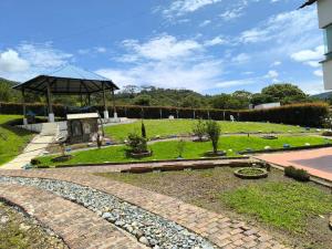 Finca Hotel Posada La Riviera外面的花园