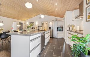 Η κουζίνα ή μικρή κουζίνα στο Lovely Home In Oksbøl With Sauna