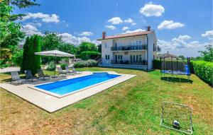 Bazén v ubytovaní Holiday Home Orihi Bb Croatia alebo v jeho blízkosti