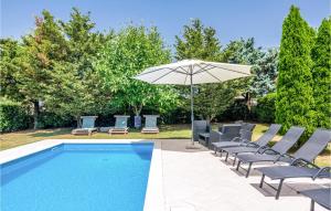 Bazén v ubytovaní Holiday Home Orihi Bb Croatia alebo v jeho blízkosti
