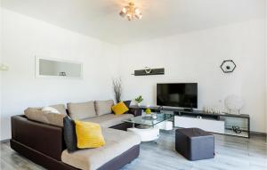 Televízia a/alebo spoločenská miestnosť v ubytovaní Holiday Home Orihi Bb Croatia
