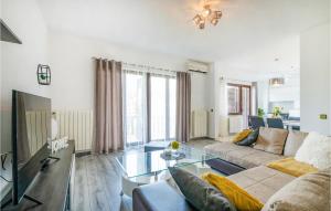 Televízia a/alebo spoločenská miestnosť v ubytovaní Holiday Home Orihi Bb Croatia