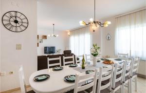 Televízia a/alebo spoločenská miestnosť v ubytovaní Holiday Home Orihi Bb Croatia