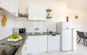 Kuchyňa alebo kuchynka v ubytovaní Holiday Home Orihi Bb Croatia
