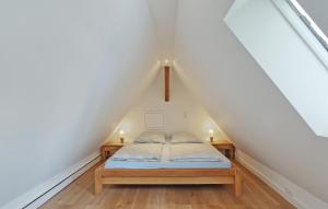 una camera da letto con letto in mansarda di 3 Bedroom Gorgeous Apartment In List a List