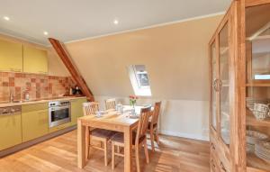 una cucina e una sala da pranzo con tavolo e sedie di 3 Bedroom Gorgeous Apartment In List a List