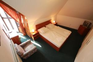 Posteľ alebo postele v izbe v ubytovaní Hotel Főnix