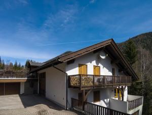 巴德小基希海姆Alpenglück - Ferienwohnung的白色的房子,设有黄色的门和阳台