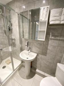 アリスバーリーにあるApartment with an Open-Plan Kitchen Living Roomの洗面台、シャワー、トイレ付きのバスルーム +15枚の写真