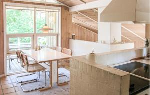 Kuchyň nebo kuchyňský kout v ubytování Nice Home In Nexø With Wifi