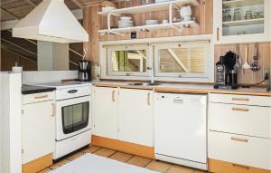 Kuchyň nebo kuchyňský kout v ubytování Nice Home In Nexø With Wifi