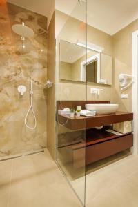 une salle de bain avec un lavabo et un miroir dans l'établissement Conte Relais Suite, à Naples 54 autres photos