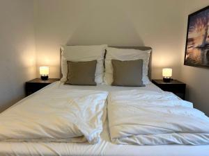 Ένα ή περισσότερα κρεβάτια σε δωμάτιο στο Gemütliche zentralgelegene 2 Zimmer Wohnung in Hamburg +7 φωτογραφίες