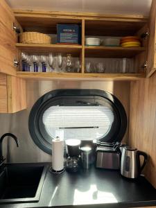 Hausboot KOMET Luxus und Natur pur max 5 Pers的厨房或小厨房