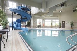 Bazén v ubytování Stonebridge Hotel Dawson Creek nebo v jeho okolí