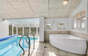 Πισίνα στο ή κοντά στο Beautiful Home In Thisted With Sauna