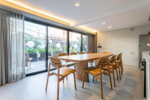 a dining room with a wooden table and chairs at Studios Rio Branco by Viva - Prédio moderno, aptos com cama king-size no centro de Floripa in Florianópolis