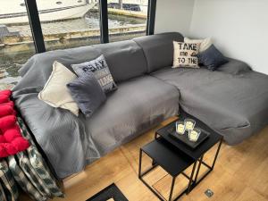 Hausboot KOMET Luxus und Natur pur max 5 Pers的休息区