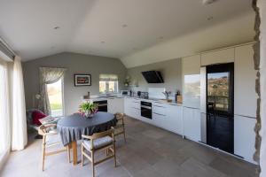 una cucina con un tavolo e sedie in una stanza di Leet Cottage Little Haven a Little Haven
