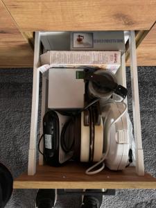 Hausboot KOMET Luxus und Natur pur max 5 Pers的咖啡和沏茶工具
