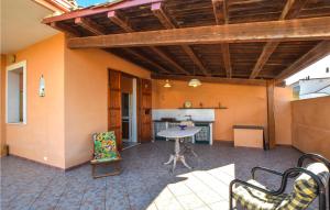 Una sala de estar con una mesa y una cocina. en Nice Home In Marina Di Modica With Wifi, en Marina di Modica