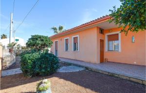Una casa naranja con una boca de incendios delante de ella. en Nice Home In Marina Di Modica With Wifi, en Marina di Modica