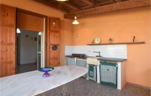 cocina con encimera y fregadero en Nice Home In Marina Di Modica With Wifi, en Marina di Modica 11 fotos más