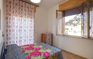 un dormitorio con una cama y una ventana en Nice Home In Marina Di Modica With Wifi, en Marina di Modica
