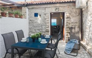 Patio alebo iná vonkajšia časť ubytovania Cozy Home In Vrsar With Kitchen + 14 fotografií