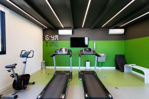 a gym with two treadmills and a treadmill at My One Bela Vista - Studios por temporada in Sao Paulo +37 photos