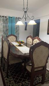 Un comedor con una mesa y dos sillas. en Casa en Santo Domingo Este, en La Grúa