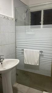 un baño con lavabo y ducha en Casa en Santo Domingo Este, en La Grúa