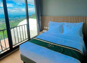 Damar Langit Resort房間的床