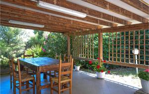 a patio with a table and chairs under a pergola at Agriturismo Le Cannelle in Pieve di Santa Luce