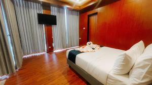 Damar Langit Resort房間的床