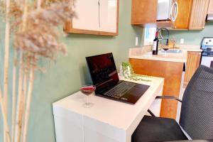 Kuchyň nebo kuchyňský kout v ubytování Lac Laurel Access Spa & Nature