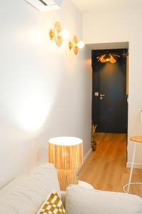 a living room with a couch and a table at Le Cocon d'Alice - Cosy, calme, central et climatisé in Annecy