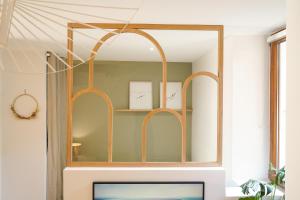 a mirror above a desk with a tv at Le Cocon d'Alice - Cosy, calme, central et climatisé in Annecy