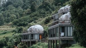 希萨鲁阿Damar Langit Resort的两栋山坡上带圆顶的建筑
