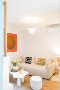 a living room with a white couch and a table at Le Cocon d'Alice - Cosy, calme, central et climatisé in Annecy