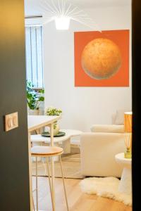 a living room with a couch and a table at Le Cocon d'Alice - Cosy, calme, central et climatisé in Annecy